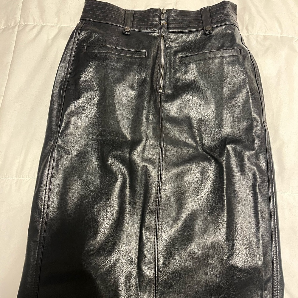 Pilco Size 4 - Lightly worn leather skirt